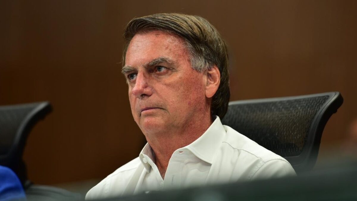 PF apreende 14 mil dólares em dinheiro na casa de Bolsonaro Ex-presidente é alvo de mandado de busca e apreensão de Alexandre de Moraes STF