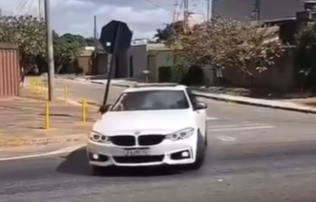 Motorista de carro de luxo realiza manobras de alto risco no Anel Viário 'Cavalo de pau' é um crime previsto no Código de Trânsito Brasileiro