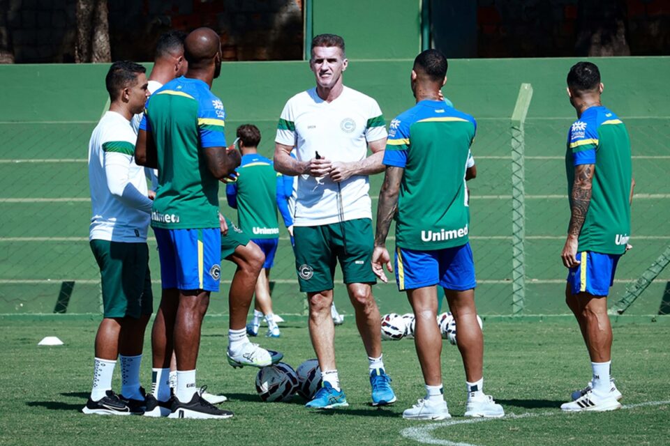 Vagner Mancini conversa com jogadores do Goiás
