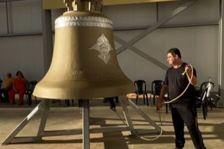 Padre Robson compartilha vídeo tocando sinos menores expostos em Trindade