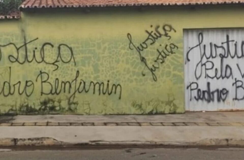 Imagem do muro pichado por moradores