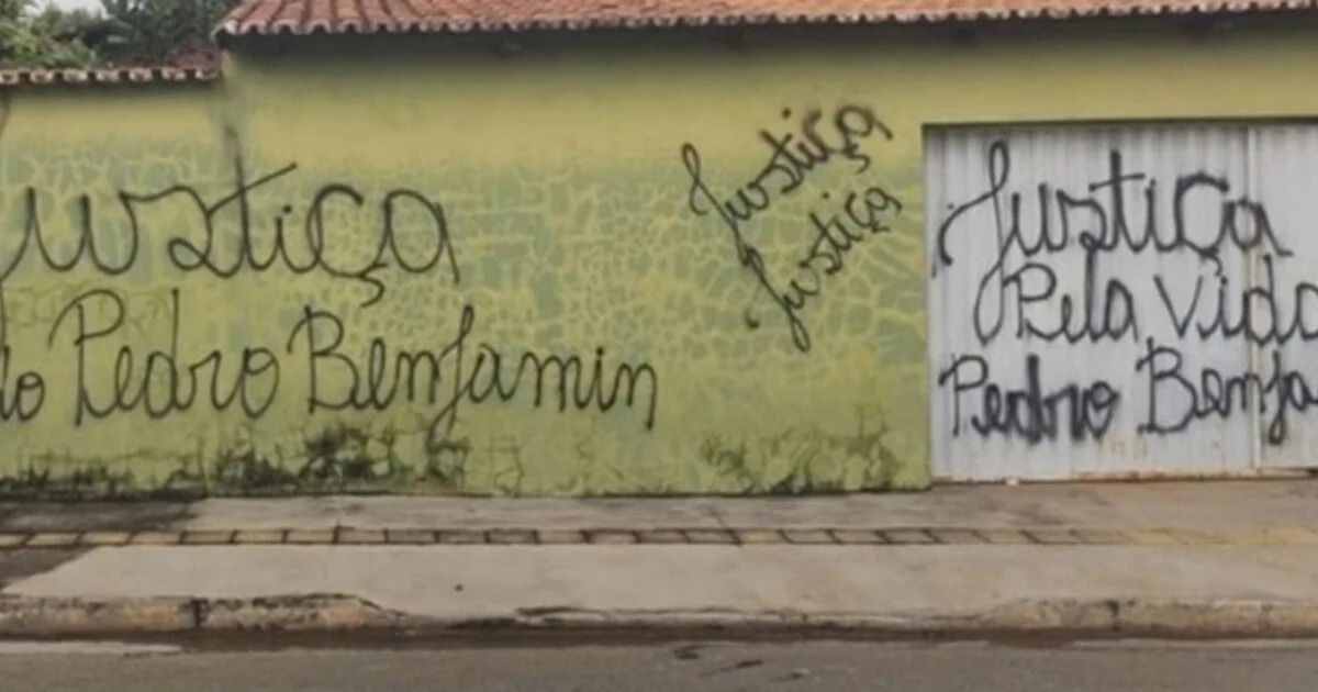 Imagem do muro pichado por moradores