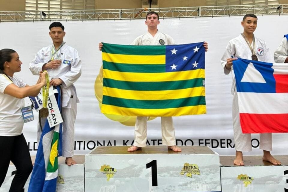 Davi Stival no pódio do Campeonato Brasileiro de Karatê