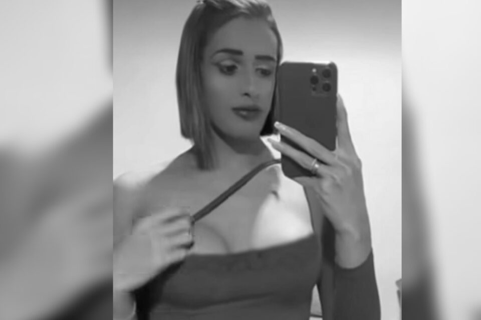 Travesti identificada pelo nome social Samylla Morais, de 22 anos