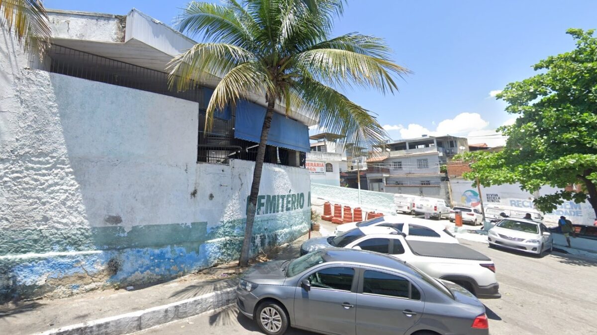 Traficantes armados invadem necrotério para sequestrar mulher e bebê Bebê foi entregue ao tio e criminosos puxaram a mulher pelos cabelos