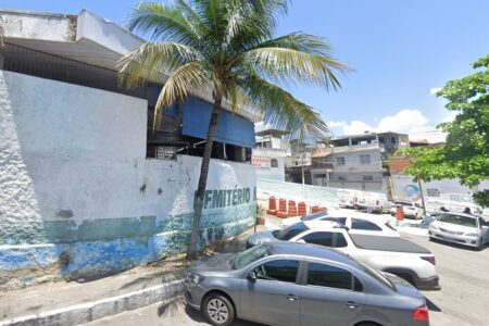 Traficantes armados invadem necrotério para sequestrar mulher e bebê Bebê foi entregue ao tio e criminosos puxaram a mulher pelos cabelos