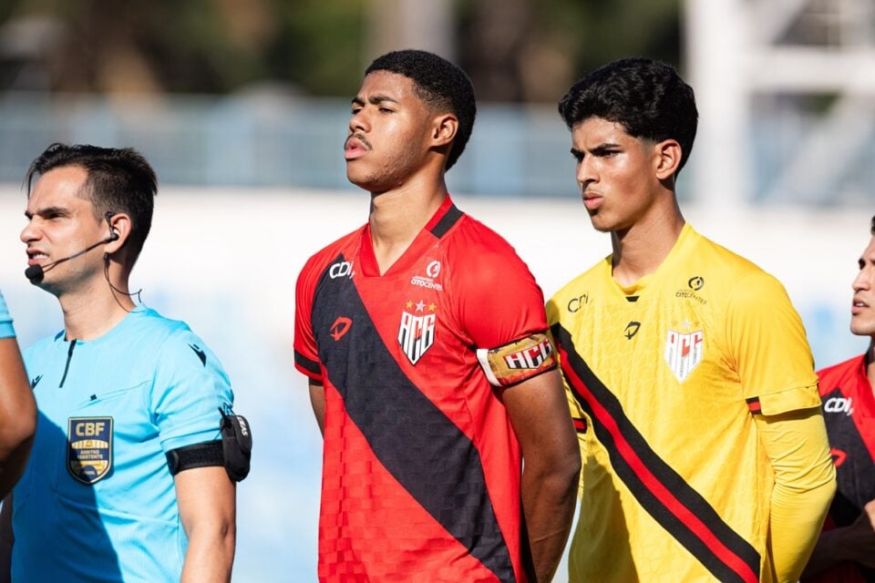 Jogadores do Atlético Goianiense na disputa do Campeonato Brasileiro Sub-20