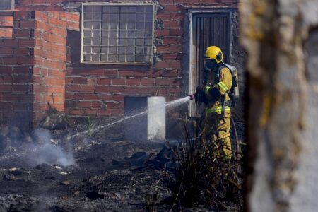 Centro de reciclagem pega fogo em Aparecida