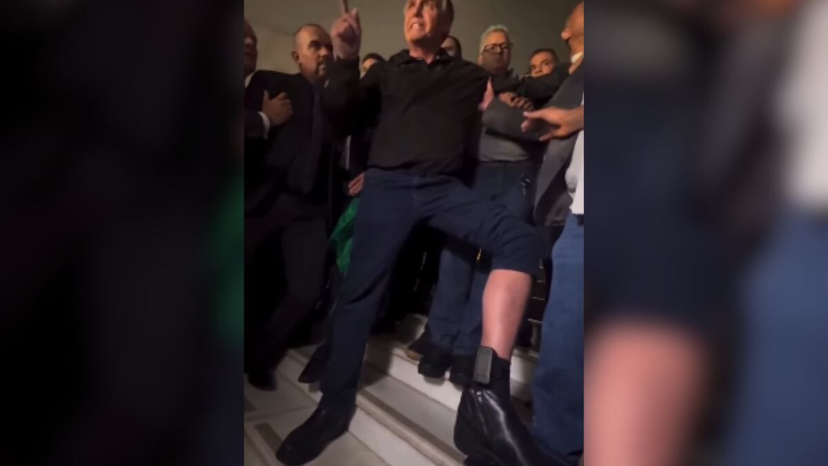 Bolsonaro mostra tornozeleira