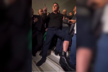 Bolsonaro mostra tornozeleira