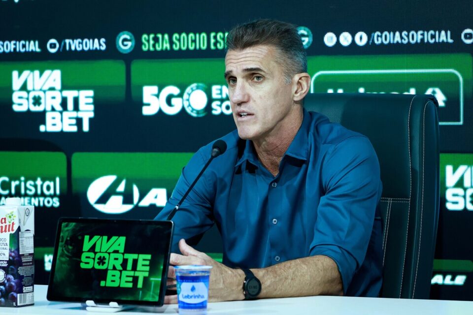 Vagner Mancini em coletiva no Goiás
