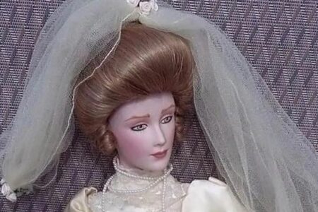 Caçador de fantasmas diz que a boneca está possuída por um fantasma Homem diz que boneca possuída ciumenta atacou namorada; foto