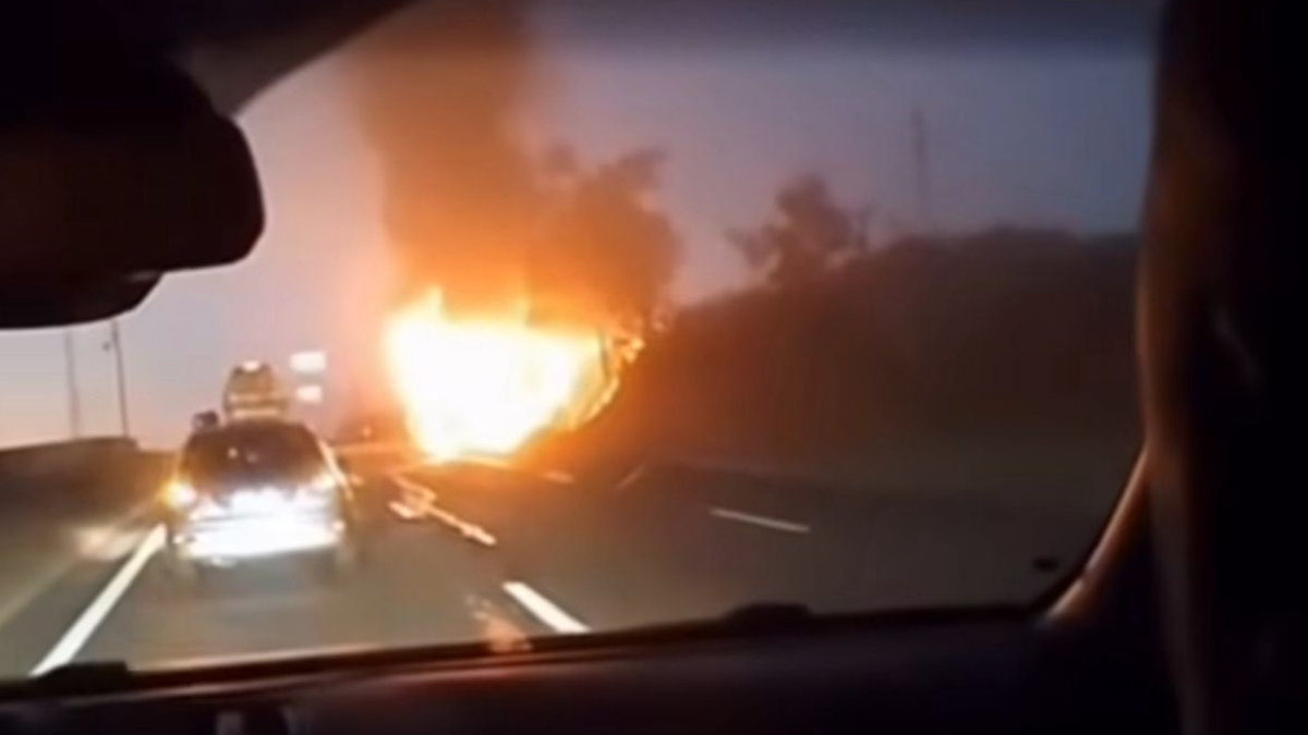 Ônibus pega fogo às margens da BR-060, em Abadia de Goiás