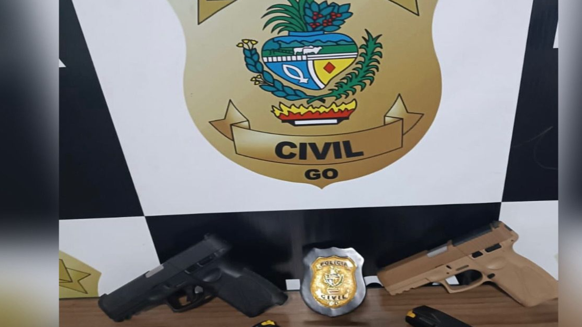 Polícia apreende pistolas em Jataí (Foto: Reprodução)