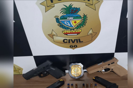 Polícia apreende pistolas em Jataí (Foto: Reprodução)