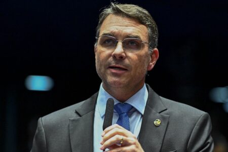Flávio Bolsonaro protocola no Senado pedido de impeachment de Moraes