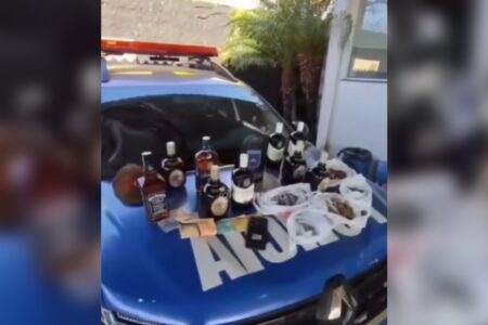 Homem furta garrafas de whisky em Goianira e é preso enquanto bebia o produto