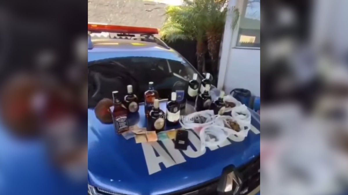 Homem furta garrafas de whisky em Goianira e é preso enquanto bebia o produto