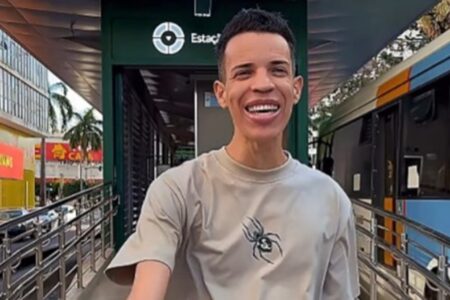 Sofrência: Cantor goiano faz música apaixonada Eixo Anhanguera; vídeo “Sei que o beijo dela é mais disputado que banco de coletivo”