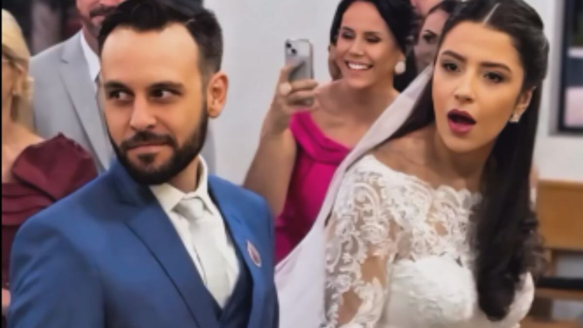 Cleber e Cauan fazem aparição surpresa em cerimônia de casamento; vídeo 1 Cleber e Cauan fazem aparição surpresa em cerimônia de casamento (Foto: Reprodução)