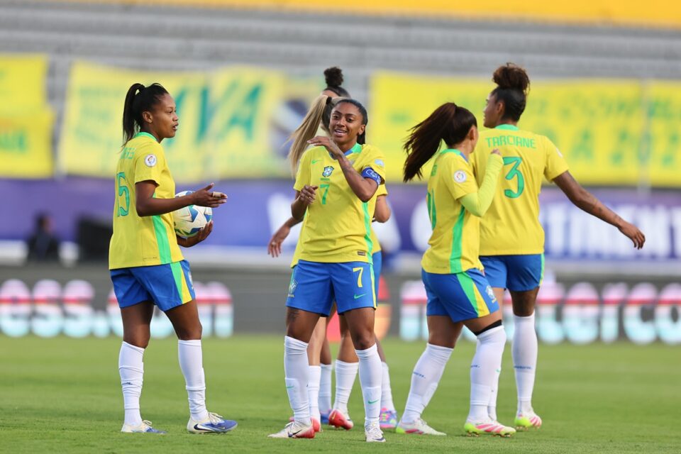 Jogadoras da seleção brasileira feminina comemoram gol na Copa América