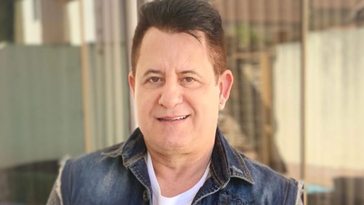 Marrone chega de mãos dadas com jovem em show em Goiás; veja vídeo Cena em Aruanã chamou a atenção dos internautas