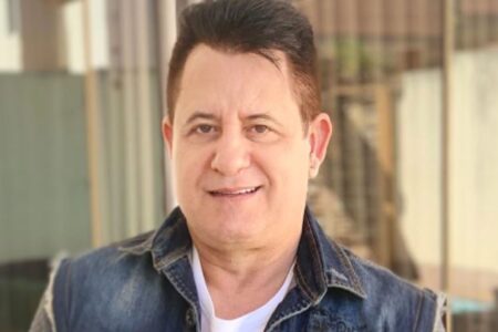 Marrone chega de mãos dadas com jovem em show em Goiás; veja vídeo Cena em Aruanã chamou a atenção dos internautas