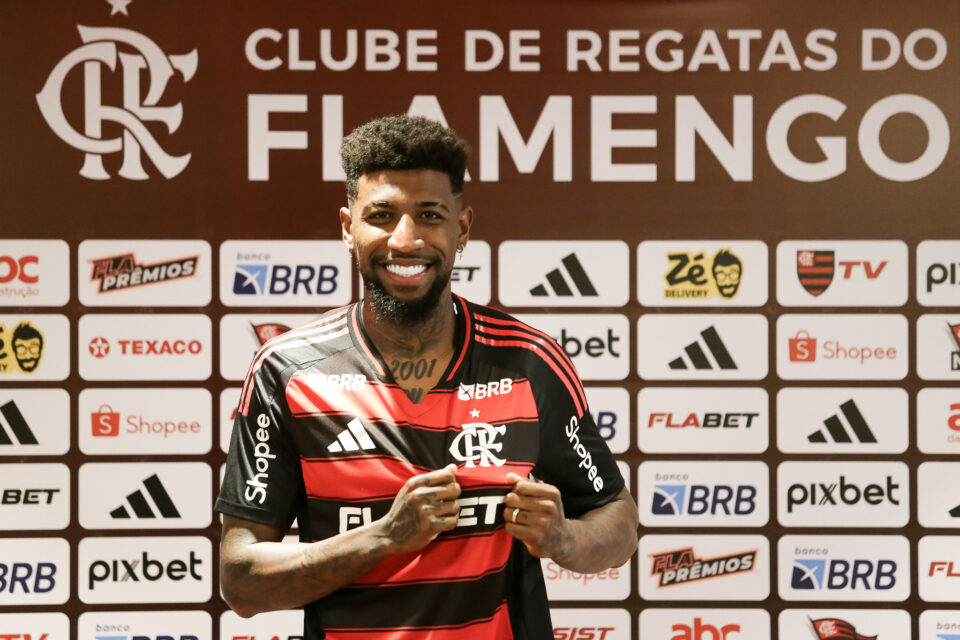 Emerson Royal em apresentação no Flamengo