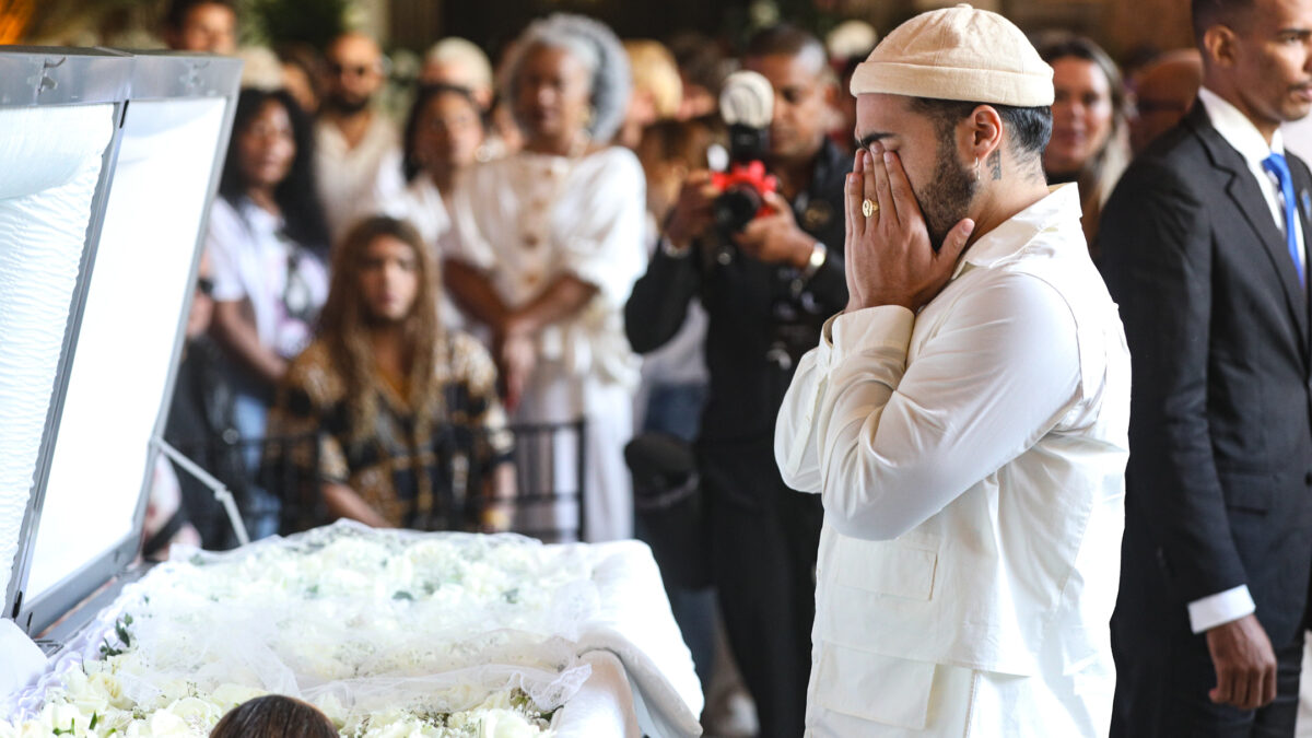 Filho de Preta Gil, Francisco Gil se emociona no velório da mãe; vídeo Corpo da cantora é velado no Teatro Municipal do Rio de Janeiro
