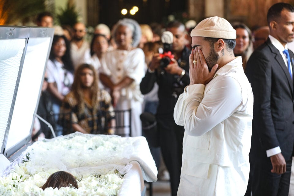 Filho de Preta Gil, Francisco Gil se emociona no velório da mãe; vídeo Corpo da cantora é velado no Teatro Municipal do Rio de Janeiro