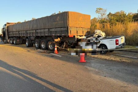 Acidente entre caminhonete e duas carretas deixa 2 mortos na BR-050, em Catalão Uma terceira vítima foi socorrida, em estado grave