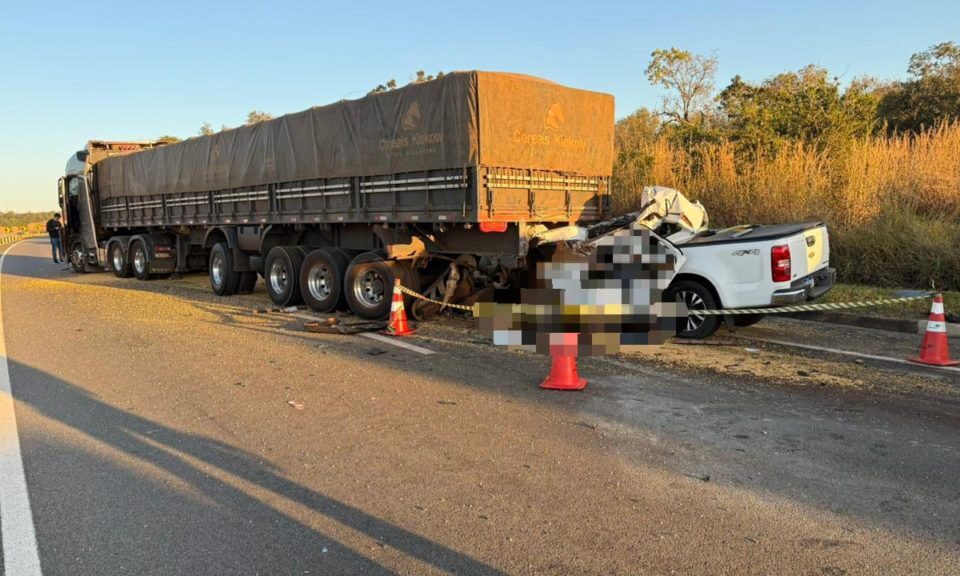 Acidente entre caminhonete e duas carretas deixa 2 mortos na BR-050, em Catalão Uma terceira vítima foi socorrida, em estado grave