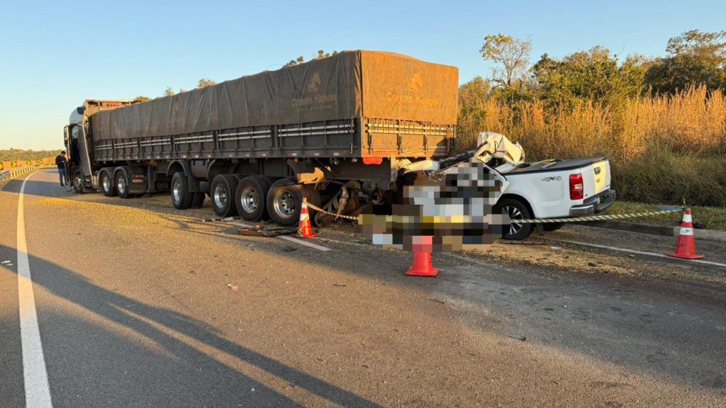 Acidente entre caminhonete e duas carretas deixa 2 mortos na BR-050, em Catalão Uma terceira vítima foi socorrida, em estado grave