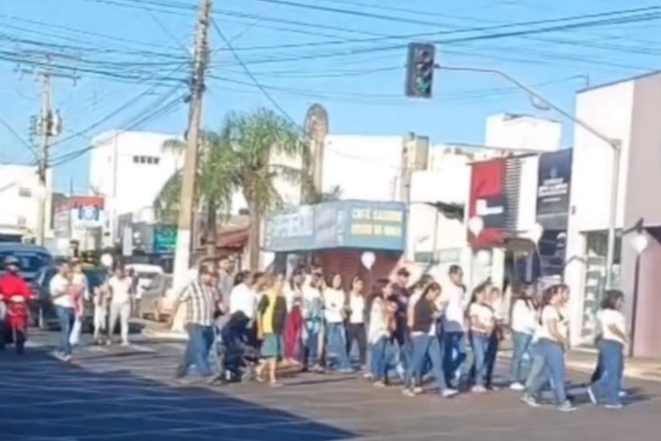 Família e amigos realizam manifestação para pedir justiça por morte de jovem em Jaraguá