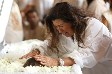 Regina Casé comparece emocionada ao velório de Preta Gil no Rio de Janeiro