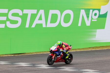 Etapa do MotoGP com motociclista competidor