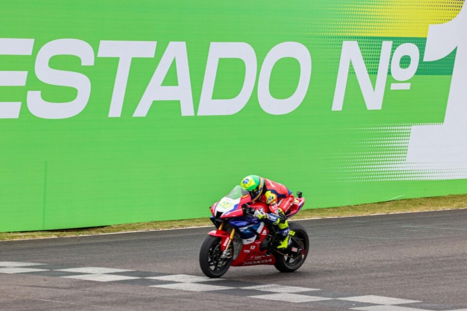 Etapa do MotoGP com motociclista competidor