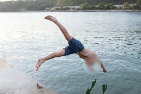 Aumento de acidentes envolvendo mergulho em águas rasas preocupa médicos. (Foto ilustrativa: Freepik)