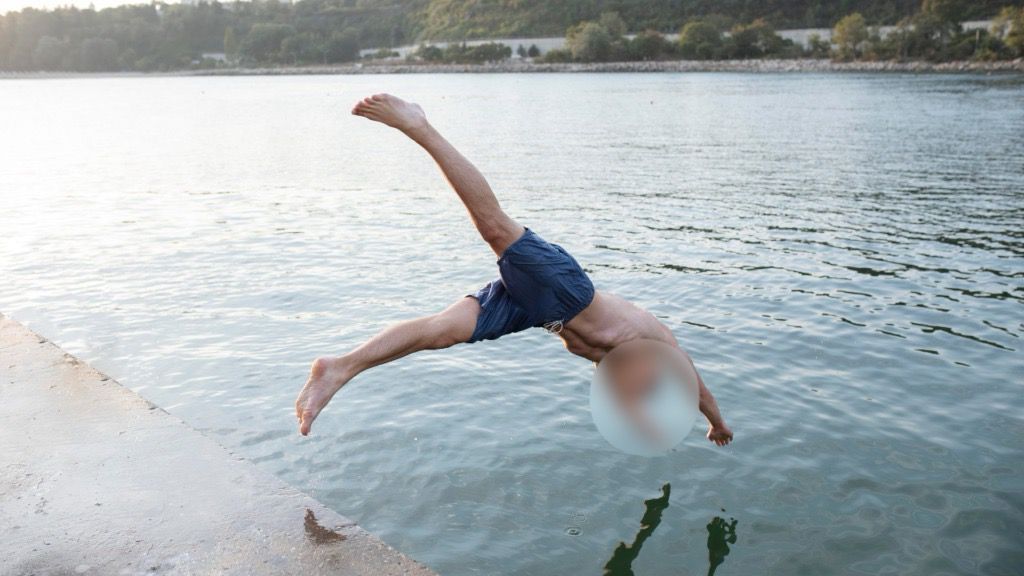 Aumento de acidentes envolvendo mergulho em águas rasas preocupa médicos. (Foto ilustrativa: Freepik)