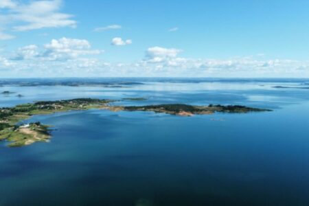 Cinco pessoas são resgatadas após embarcação naufragar no Lago Azul, em Três Ranchos Nem todos os ocupantes usavam coleta salva-vidas