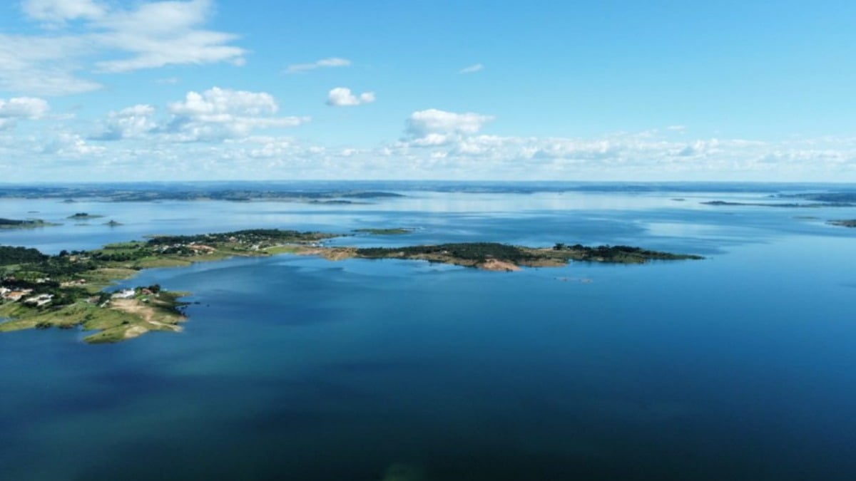 Cinco pessoas são resgatadas após embarcação naufragar no Lago Azul, em Três Ranchos 1 Cinco pessoas são resgatadas após embarcação naufragar no Lago Azul, em Três Ranchos Nem todos os ocupantes usavam coleta salva-vidas