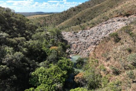 Córrego fica com alto teor de manganês e benzeno após desastre no lixão de Padre Bernardo (Foto: Divulgação)
