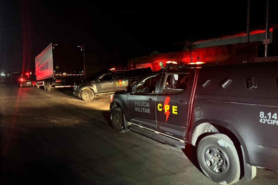 Imagem do caminhão sendo abordado