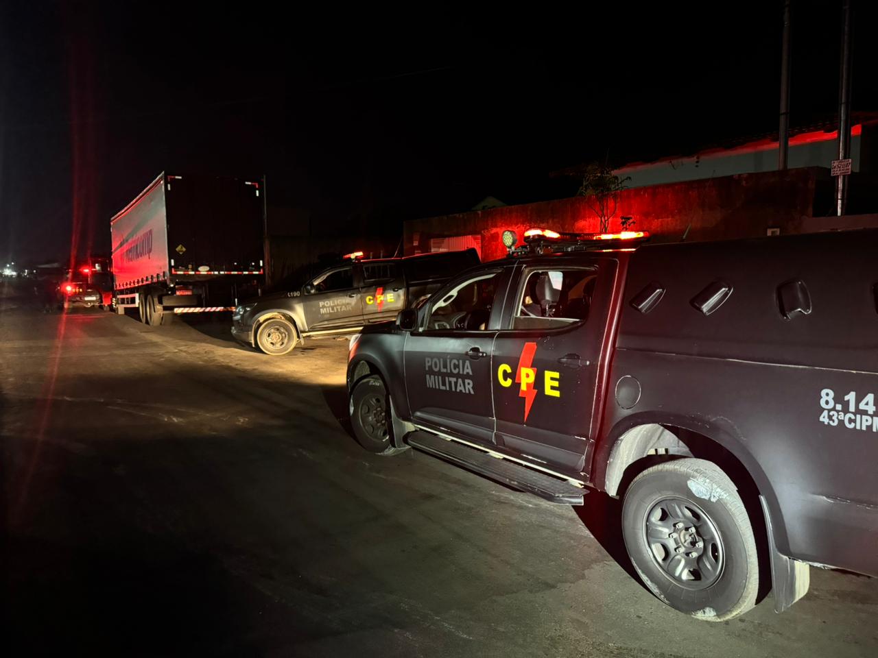 Imagem do caminhão sendo abordado