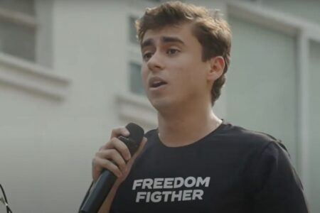 Nikolas Ferreira pede prisão de Moraes: "STF não está acima do Brasil” Deputado participou de manifestação bolsonarista na avenida Paulista