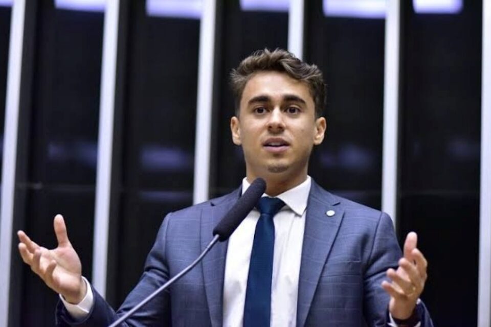 Alvo de crítica de Eduardo, Nikolas citou Flávio em apenas 10 dos 544 posts feitos no X