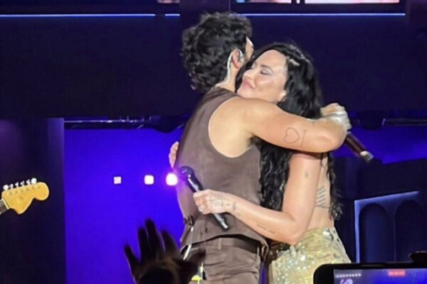 Demi Lovato e Jonas Brothers relembram hits de 'Camp Rock' em turnê nos EUA