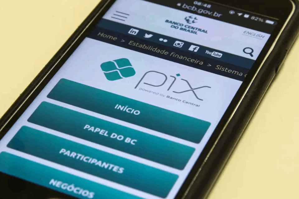 BC define regra do Pix parcelado neste mês após alerta sobre risco de endividamento