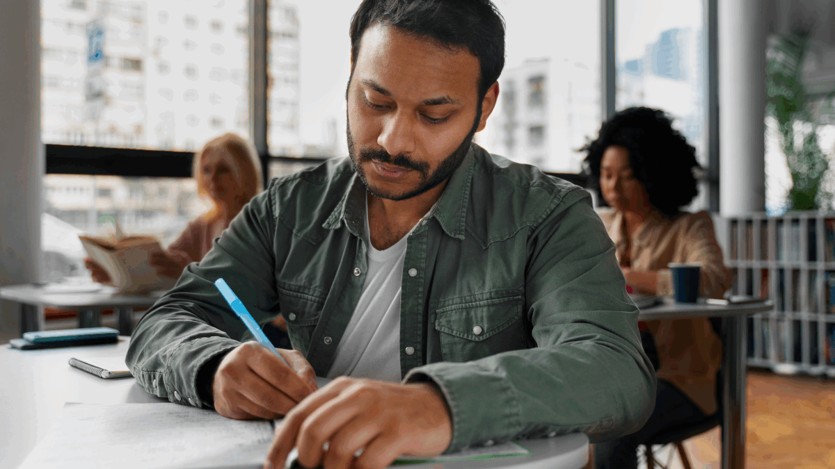 Imagem de pessoas estudando em uma sala de aula
