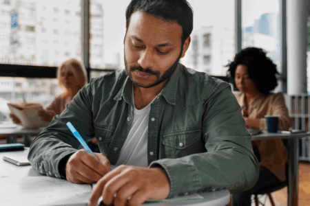 Imagem de pessoas estudando em uma sala de aula